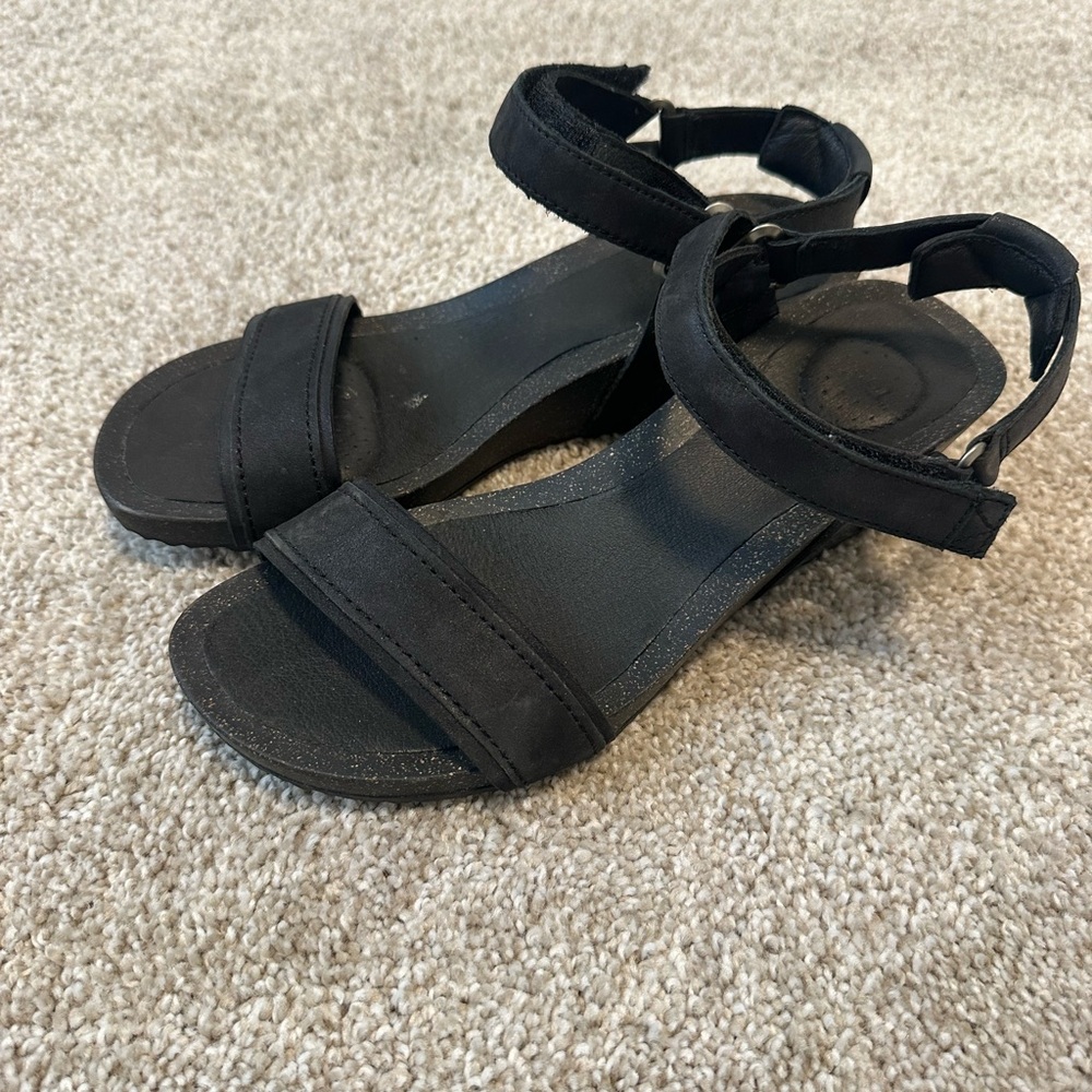 TEVA - WOMENS YSIDRO STITCH WEDGE SANDALS size 8